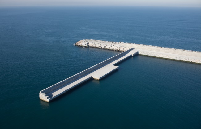 Dique de hormigón en obra marítima