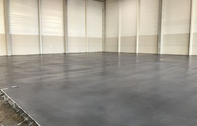 Solera industrial pulida y terminada en nave logística