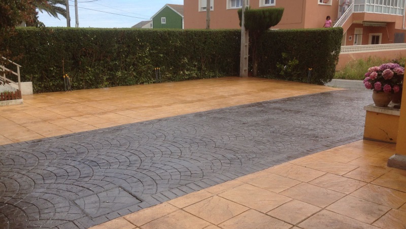 Hormigón estampado imitación adoquín y losa en acceso de vivienda