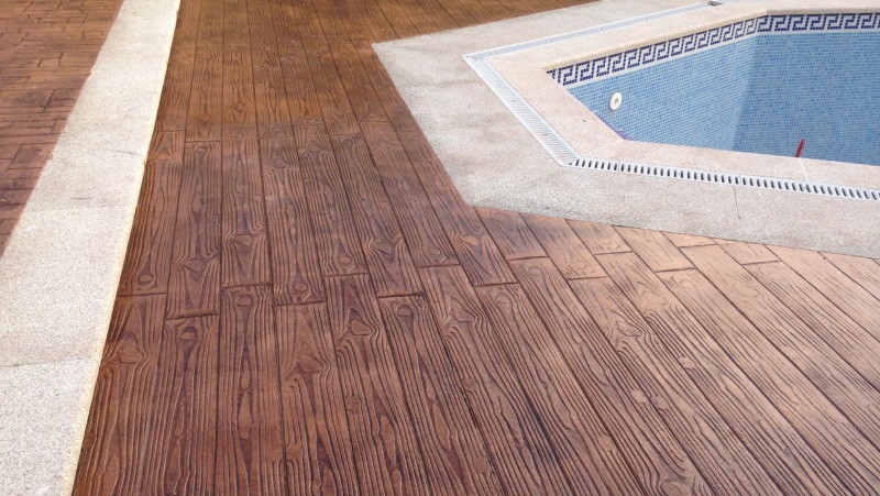 Borde de piscina en hormigón estampado imitación madera